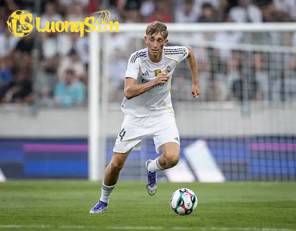 Dean Huijsen hoàn toàn có thể trở thành thủ lĩnh phòng ngự trong tương lai của Real Madrid (Ảnh: AS) Dean Huijsen hoàn toàn có thể trở thành thủ lĩnh phòng ngự trong tương lai của Real Madrid (Ảnh: AS)