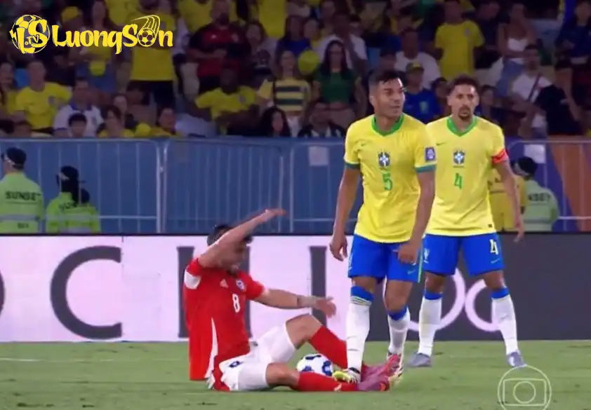 Cận cảnh pha xấu chơi của Casemiro khiến anh phải nhận thẻ vàng. (Ảnh: The Mirror)