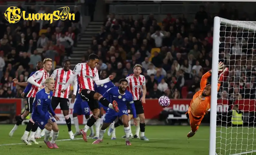 Chelsea bị gỡ hòa ở những phút cuối cùng (Ảnh: The Sun).