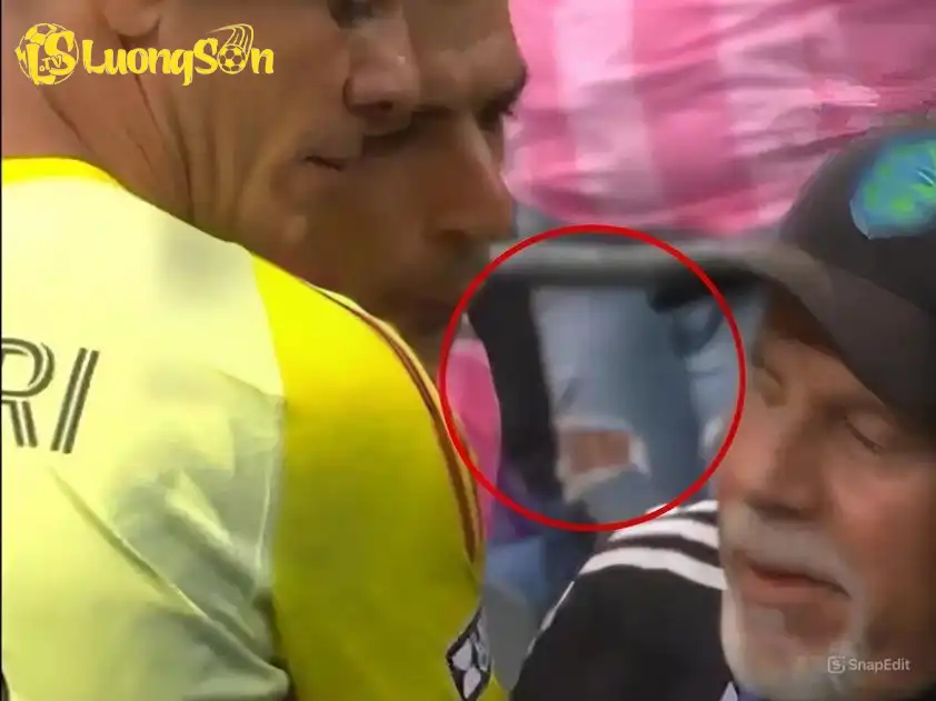 Hành vi không thể chấp nhận được của Luis Suarez (Ảnh: CMH) Hành vi không thể chấp nhận được của Luis Suarez (Ảnh: CMH)