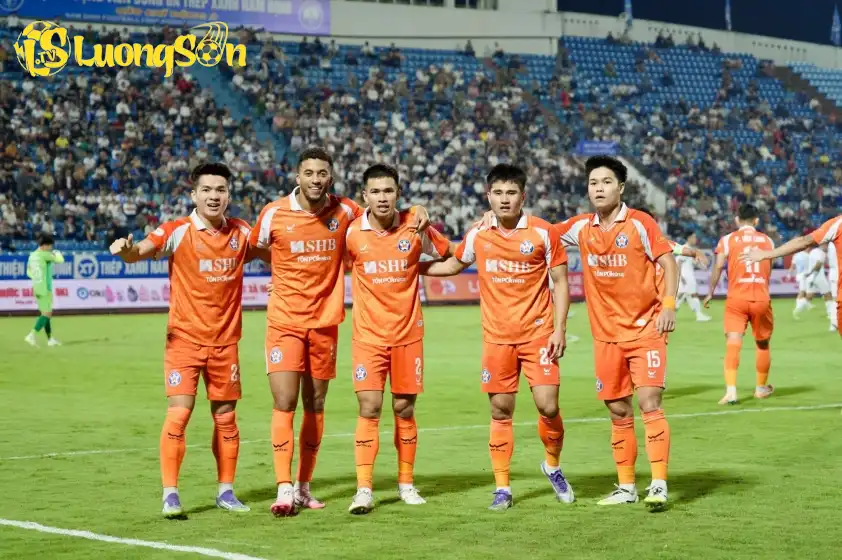 Phi Hoàng (thứ 2 từ phải qua) có bàn thắng đầu tiên ở V-League