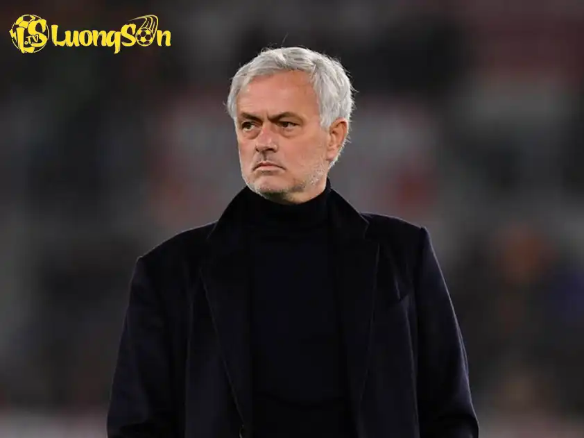 HLV Jose Mourinho đã chia tay Fenerbahce để đến Benfica