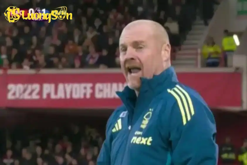 Sean Dyche vô cùng tức giận vì quyết định của trọng tài